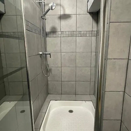 Couette-café 4 Personnes Avec Entrée Indépendante , Grand Parking, Salle De Bain, Wc 3*