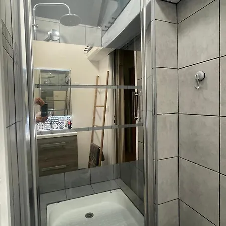 4 Personnes Avec Entree Independante , Grand Parking, Salle De Bain, Wc