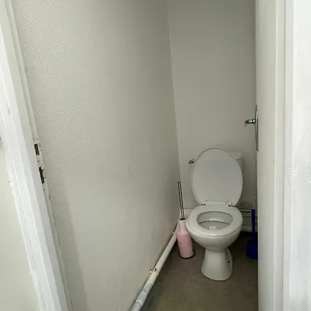 4 Personnes Avec Entrée Indépendante , Grand Parking, Salle De Bain, Wc Couette-café 3*