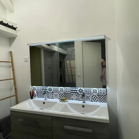 4 Personnes Avec Entrée Indépendante , Grand Parking, Salle De Bain, Wc Couette-café Confolens