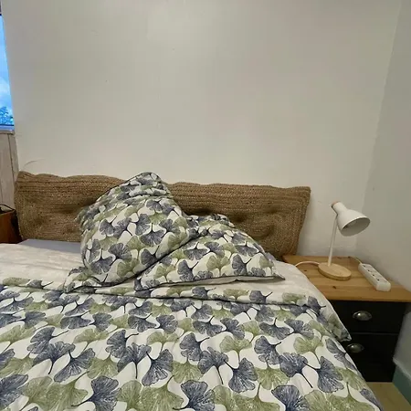 4 Personnes Avec Entrée Indépendante , Grand Parking, Salle De Bain, Wc Confolens